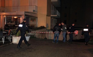 Une nouvelle explosion a visé sans faire de victime un bar du centre-ville d'Ajaccio, sur le front de mer, dans la nuit de mardi à mercredi, trois jours après l'explosion d'une charge qui avait mortellement blessé un restaurateur de 56 ans, a constaté un journaliste de l'AFP.