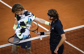Le 7 octobre dernier, Stefanos Tsitsipas avait largement dominé en trois sets Andrey Rublev, en quart de finale de Roland-Garros.