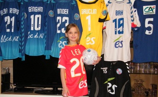 Léa, 10 ans, collectionneuse des maillots du Racing club de Strasbourg.