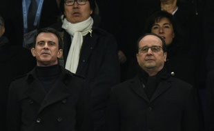 Manuel Valls (g) et François Hollande le 19 mars 2016 à Saint-Denis