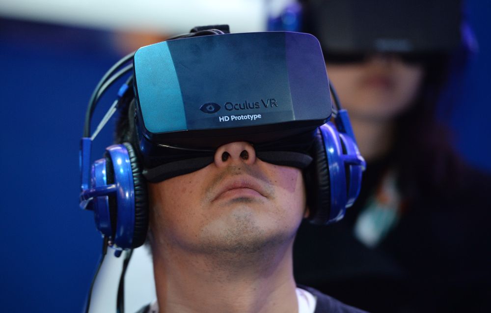 Le second prototype du casque de réalité virtuelle Oculus Rift, au CES 2014 de Las Vegas.