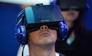 Le second prototype du casque de réalité virtuelle Oculus Rift, au CES 2014 de Las Vegas.