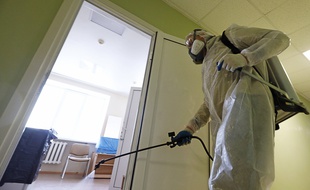 Un homme en train de désinfecter des locaux dans le cadre de la lutte contre le coronavirus.