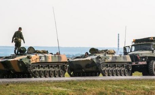 Un soldat russe sur le toit d'un tank.
