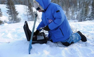 Le biologiste français Florent Domine effectue des relevées de températures sur le permafrost, dans l'Arctique canadien, près de Kuujjuarapik, au Québec, le 5 décembre 2014