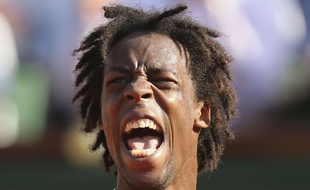 La rage de Gaël Monfils après sa victoire en 5 sets au 2e tour de Roland-Garros, le 26 mai 2015.