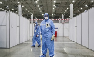 Un soignant à l'hôpital de Moscou, en Russie.