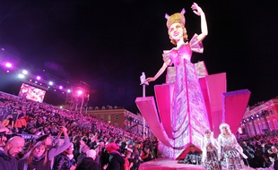 Au Carnaval de Nice, les spectateurs prennent place dans les gradins.