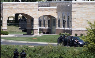 Les agents du SWAT encerclent le temple sikh d'Oak Creek, dans le Wisconsin, où a eu lieu une fusillade, le 5 août 2012.