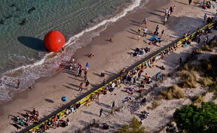 Dimanche 30 octobre 2011, un pique nique géant sur une table de 300m de long marquait la fin du 20e Festival du Vent, sous l'objectif de son parrain Yann Arthus-Bertrand.