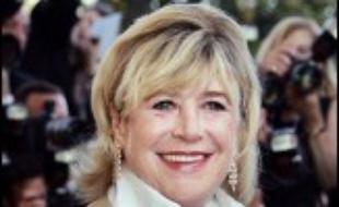 La chanteuse et actrice britannique Marianne Faithfull souffre d'un cancer du sein et a repoussé à l'an prochain une tournée mondiale qui devait commencer en octobre à Paris, a annoncé jeudi son agent.