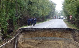 Une route s'est effondrée dans le nord de l'Italie à Capriata d'Orba, le 22 octobre 2019 après de violents orages.