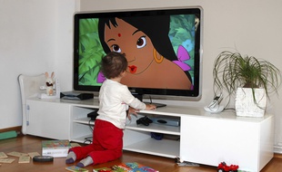 Un enfant de 2 ans regarde la télé.
