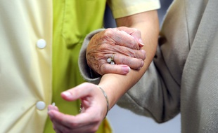 Les personnes âgées peuvent appeler le 3977 pour dénoncer des maltraitances (image d'illustration).