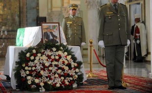 Le premier président d'Algérie, Ahmed Ben Bella, a été accompagné, après la grande prière du vendredi, à sa dernière demeure au carré des Martyrs du grand cimetière Al-Alia d'Alger, par le président Abdelaziz Bouteflika, la classe politique algérienne et de hauts dirigeants du Maghreb.