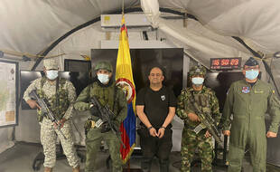 Le narcotrafiquant Dairo Antonio Usuga (au centre sans masque) après son arrestation, en Colombie le 23 octobre 2021.