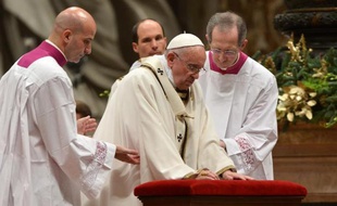Le pape François célèbre la messe de Noël à la basilique Saint-Pierre au Vatican le 24 décembre 2014