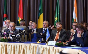 Le ministre algérien des Affaires étrangères (G) à l'ouverture de négociations entre le gouvernement de Bamako et les groupes armés maliens le 16 juillet 2014 à Alger