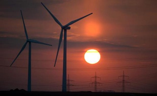 Les principaux opérateurs de réseaux électriques en Allemagne ont annoncé mardi un relèvement de près de 20% en 2014 de la taxe payée par les consommateurs pour soutenir le développement des énergies vertes.