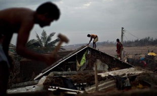 Des pêcheurs reconstruisent leurs maisons après le passage du cyclone Phailin, le 15 octobre 2013 à Nalianuagaon, en Inde
