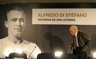 Alfredo Di Stefano lors d'une conférence de presse au stade Santiago Bernabeu de Madrid, le 2 décembre 2010.