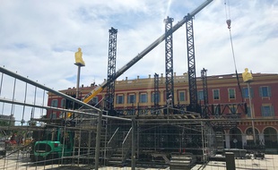 Le plateau de France 2 en cours de montage sur la place Masséna, le 13 juin 2019