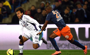 L'attaquant du TFC Martin Braithwaite face au milieu de terrain de Montpellier William Rémy, le 13 février 2016 au stade de la Mosson, à Montpellier.
