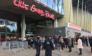 Fouilles à l'entrée du meeting de François Fillon à Lille.