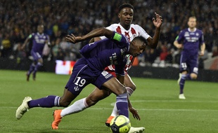 Le Toulousain Somalia à la lutte avec l'Ajaccien Manuel Cabit , lors du barrage retour Ligue 1 - Ligue 2, le 27 mai 2018 au Stadium de Toulouse.