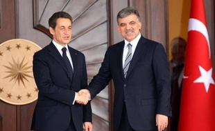 A la veille de la discussion, à l'Assemblée, de la proposition pénalisant la négation de tout génocide et devant les menaces grandissantes brandies par la Turquie, les autorités françaises tentaient mercredi de déminer la bombe arménienne.