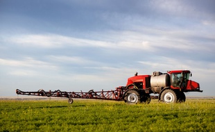 Illustration d'un épandage de pesticide.