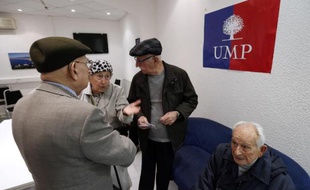 Des militants UMP attendent pour voter dans une permanence à Nice, le 29 novembre 2014