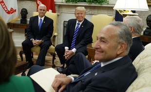 Donald Trump et les démocrates, menés par le sénateur Chuck Schumer (premier plan), ont trouvé un accord sur la dette, le 6 septembre 2017.