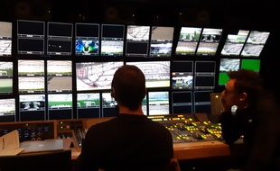 Le camion régie de beIN Sports est impressionnant. Le réalisateur y règne en maître.