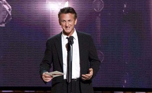 Sean Penn présente les nominées pour la récompense de la Meilleure actrice, lors de la 82e cérémonie des Oscars, au Kodak Theater à Hollywood, le 7 mars 2010.