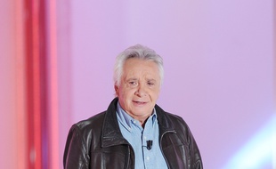 Michel Sardou sur le plateau de l'émission «Vivement Dimanche» en 2015.