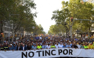 Des dizaines de milliers d'Espagnols manifestent à Barcelone derrière les collectifs qui se sont occupés des victimes, réunis derrière une banderole indiquant en catalan: "No Tinc Por" ("Je n'ai pas peur"), le 26 août 2017.