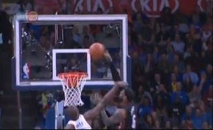 Capture d'écran du dunk de Lebron James contre Oklahoma le 21 février