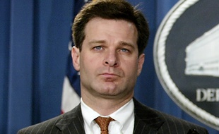 Christopher Wray, ancien secrétaire en charge de la Division criminelle , durant une conférence de presse au Département de la Justice, le 20 août 2004 à Washington.