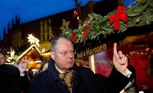 Le principal rival d'Angela Merkel aux législatives allemandes 2013, le social-démocrate Peer Steinbrück, tente dimanche de relancer une campagne chaotique, pour vaincre la très populaire chancelière.