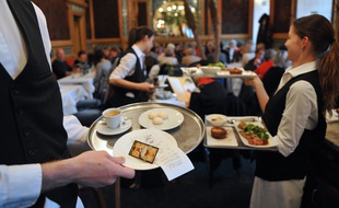 Des serveurs au restaurant-brasserie La Cigale à Nantes.