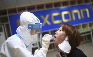 Dépistage auprès d'employés d'une usine de Wuhan en Chine, le 5 août 2021.