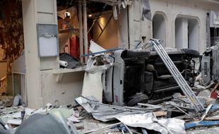 Un véhicule retourné par l'explosion qui a eu lieu rue de Trévise, dans le 9e arrondissement de Paris, le 12 janvier 2019.