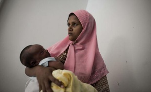 Nuru était affamée, sans domicile et enceinte de neuf mois lorsqu'elle a mis le pied sur une frêle embarcation pour fuir l'ouest de la Birmanie, déchirée par des violences communautaires. L'inconnu, c'est toujours mieux que l'enfer.