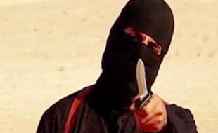 Une capture d'écran d'une vidéo du groupe Etat Islamique (EI) dans laquelle apparaît un homme masqué qui brandit un couteau avant de décapiter le journaliste Steven Sotloff