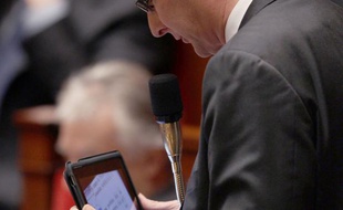 Les commentaires des députés en direct sur twitter pendant les débats et travaux de l'Assemblée nationale ont donné lieu jeudi à un bref échange aigre-doux dans l'hémicycle entre le socialiste François Brottes et l'UMP Lionel Tardy, grand utilisateur du réseau social.