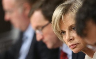 La députée PS Elisabeth Guigou a accusé lundi Ségolène Royal d'être allée "sur le terrain" de Nicolas Sarkozy en évoquant sa rupture avec François Hollande lors d'une émission de Michel Drucker.