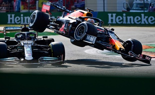 La collision entre Lewis Hamilton (à gauche) et Max Verstappen, le 12 septembre à Silverstone, restera un temps fort de cette saison épique de F1.