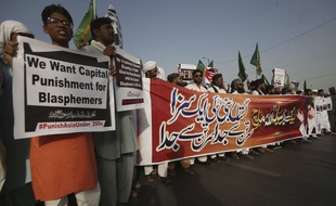 Des manifestations pour réclamer la peine de mort pour Asia Bibi, une chrétienne condamnée pour blasphème, à Karachi, au Pakistan, le 12 octobre 2018.