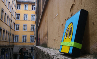 Le street artist Line Street organise des chasses aux tableaux en déposant ses oeuvres dans des villes. Quatre tableaux sont à trouver à Paris ce dimanche.
